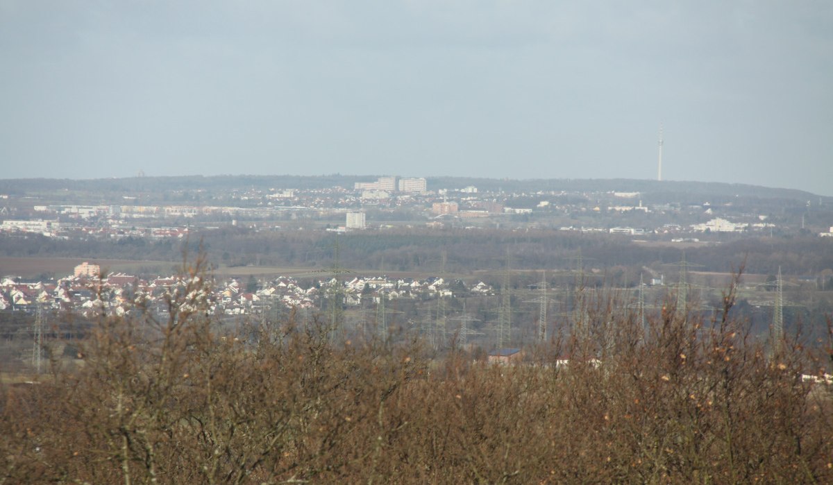 Blick vom Hohen Reisach auf eine weite Stadtlandschaft mit Wohnhäusern, Bäumen und einem Fernsehturm in der Ferne., © Schwäbische Alb Tourismusverband e.V. Blick vom Hohen Reisach auf eine weite Stadtlandschaft mit Wohnhäusern, Bäumen und einem Fernsehturm in der Ferne., © Schwäbische Alb Tourismusverband e.V.