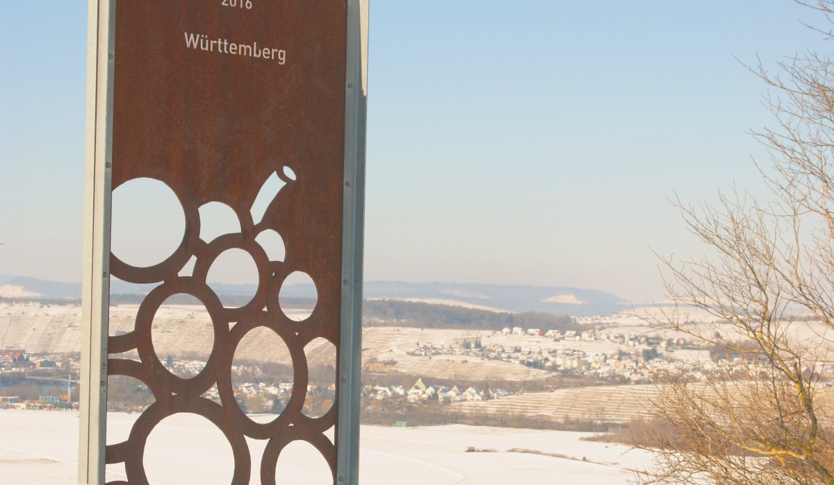 Schild 'Schönste Weinsicht 2016 Württemberg' vor verschneiter Landschaft mit Weinbergen und Dörfern im Hintergrund., © Land der 1000 Hügel - Kraichgau-Stromberg Schild 'Schönste Weinsicht 2016 Württemberg' vor verschneiter Landschaft mit Weinbergen und Dörfern im Hintergrund., © Land der 1000 Hügel - Kraichgau-Stromberg
